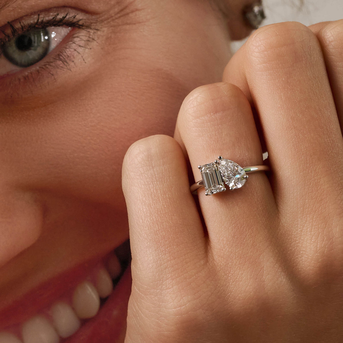 Bague de fiançailles solitaire avec diamant taille-émeraude