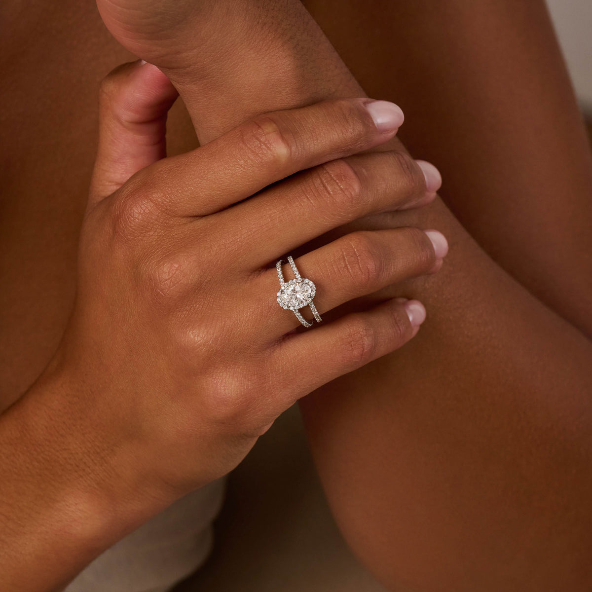 Bague de fiançailles diamant ovale avec halo de diamants et double