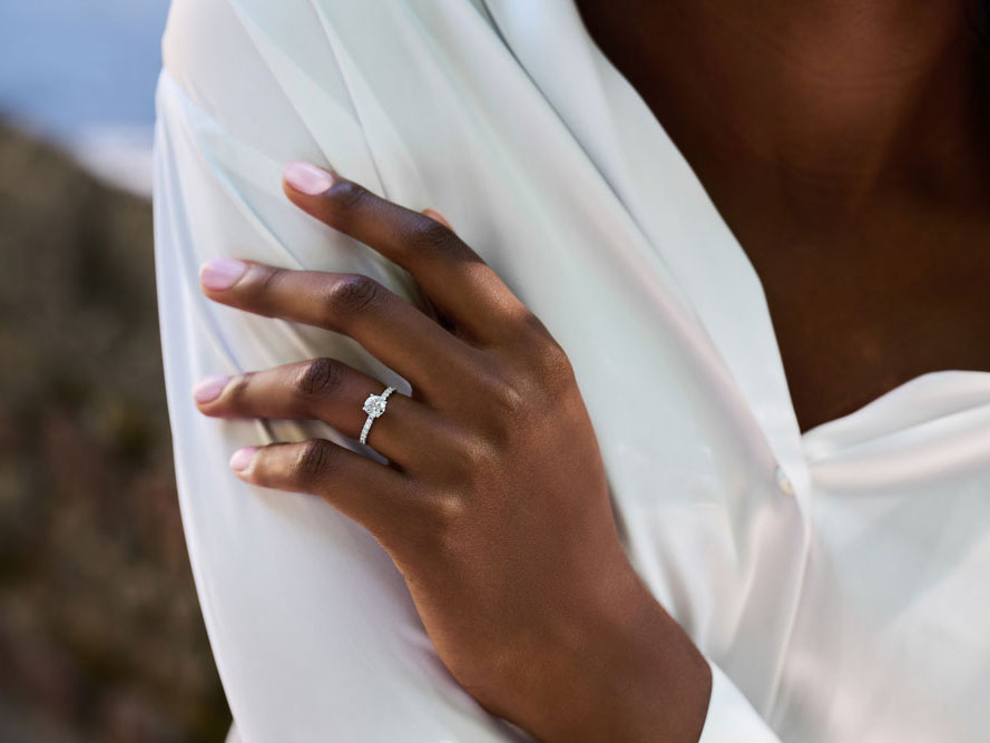 Eftermæle Tilbagekaldelse beskæftigelse On What Hand Should You Wear an Engagement Ring | Beldiamond