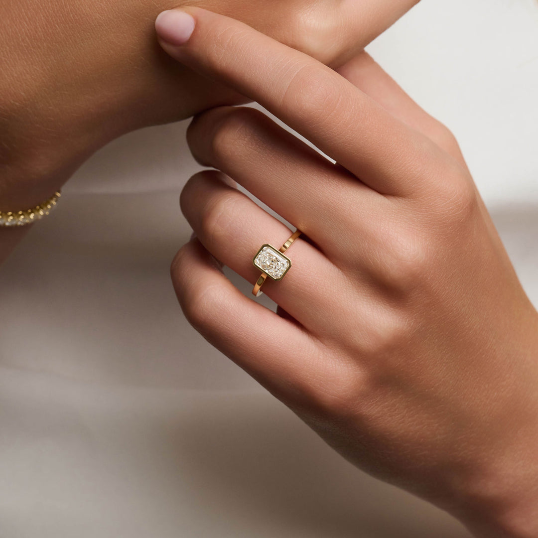 Bague de fiançailles avec diamant radiant serti clos Cassia